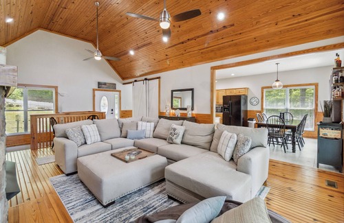 Sloans Valley House | Welcome to "Cumberland Lake Oasis" – Your Perfect Lakeside Retreat!