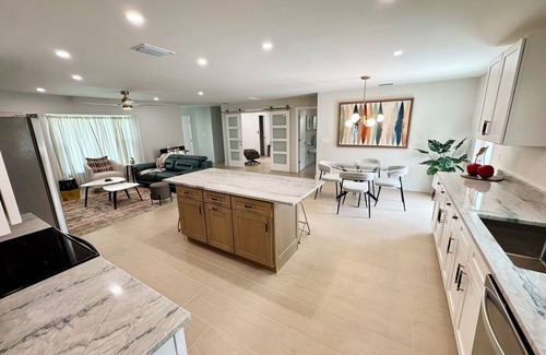 Sarasota House | Welcome to “Idle Time” Tropical Paradise less than 1 mile from Siesta Key.