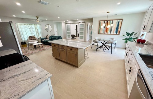 Sarasota House | Welcome to “Idle Time” Tropical Paradise less than 1 mile from Siesta Key.