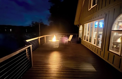 Hadley House | Welcome to Ledgerock, A 3-bedroom Lake Front house on The Great Sacandaga Lake.