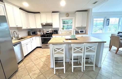 Avon House | Welcome to Makai Sunrise, a cottage by the beach and a 30 second walk to shore!