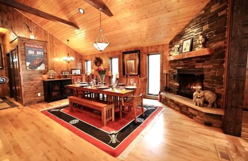 Lake Tomahawk Cabin | Welcome to Papa Smurfs Lakefront getaway with spa!