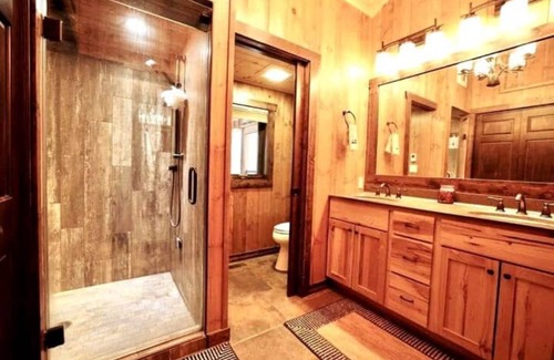 Lake Tomahawk Cabin | Welcome to Papa Smurfs Lakefront getaway with spa!