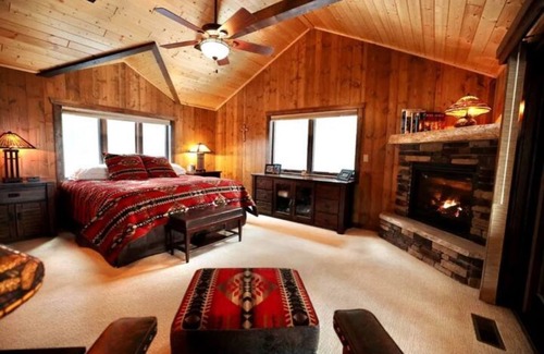 Lake Tomahawk Cabin | Welcome to Papa Smurfs Lakefront getaway with spa!