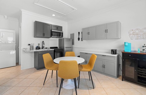 Suwanee Apartment | Welcome to Pool Azul! Guest House & Pool. Two King Size Beds.