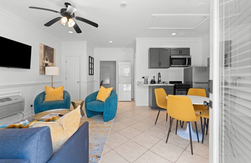 Suwanee Apartment | Welcome to Pool Azul! Guest House & Pool. Two King Size Beds.