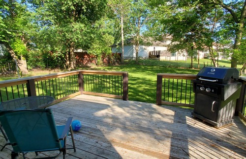 Columbia House | Welcome to the Midwest - Family Friendly with Yard