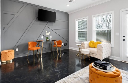 Clarksville House | Welcome to the Orange Beauty Oasis| 3BDRM w/patio Spacious| Shops & Restaurants