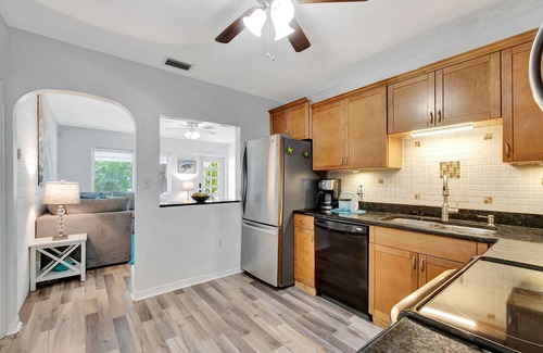 Riverview Estates House | Welcome to The Turtle Nest-Lanai w/Hot Tub+5mi to beach!