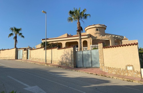 Rojales Villa | Welcome to Villasol, a spacious villa with private pool!