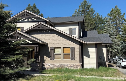 Wagon Wheel Cabin | Welcome to Waddington Pines, a serene cabin in charming Donnelly!