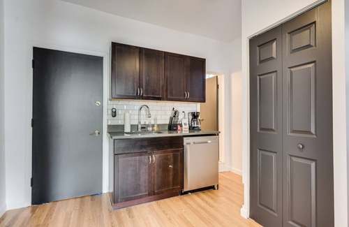 West Town Apartment | Welcome to West Town! 2 Bedrooms and PET FRIENDLY by AllSet Turnover