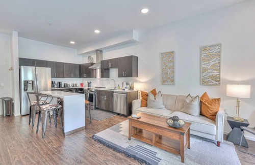 Edgehill Condo | Welcome to your Nashville getaway! This modern 1-bedroom, 1-bath condo is located in the heart of Downtown, 1.2 miles from Broadway’s live music, incredible dining, and local attractions. Perfect for couples, solo travelers, or business.