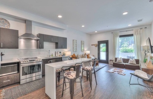 Edgehill Condo | Welcome to your Nashville getaway! This modern 1-bedroom, 1-bath condo is located in the heart of Downtown, 1.2 miles from Broadway’s live music, incredible dining, and local attractions. Perfect for couples, solo travelers, or business.