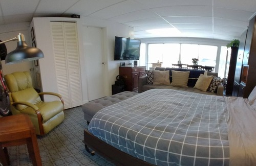 Strawberry Apartment | Welcome to your San Francisco Bay oasis!