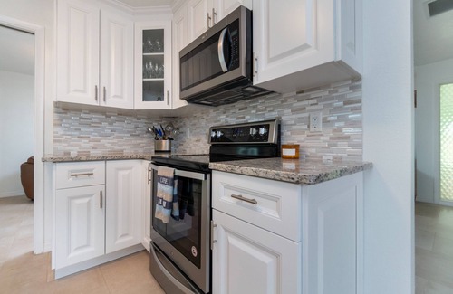 Laurel House | Welcome to your santuary! New ‘23 rates for oversized pool and quiet corner lot.