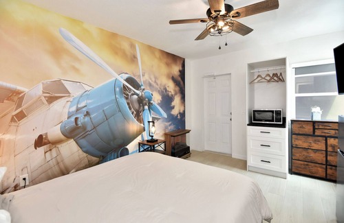 Daytona Beach Shores Hotel | Welcome to your cozy retreat in Daytona Shores, just steps from the Atlantic Ocean. Perfect for solo travelers or couples, this comfy motel studio offers easy beach access and is surrounded by great local restaurants and cafés.
