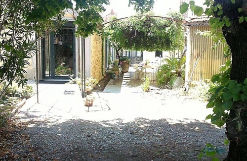 Murviel-les-Beziers Cottage | Welcome under the arbor: small gite