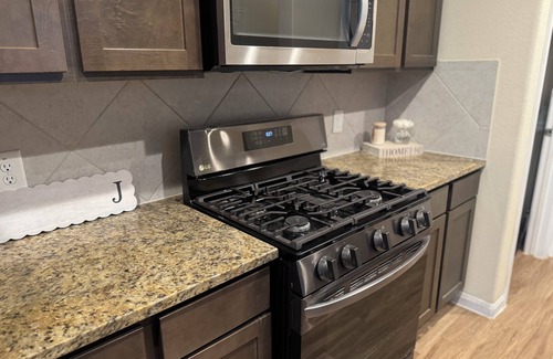Katy House | Welcoming 4-bedroom house with AC in Park Row