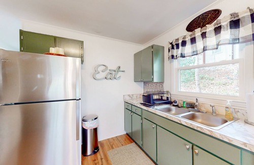 Newland Cottage | Welcoming cottage with fireplace, tennis court, pool, deck, W/D, & kitchenette