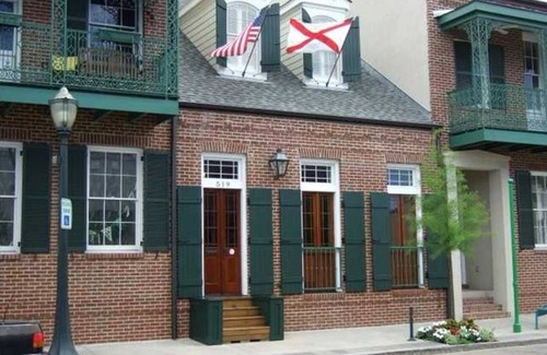 Central Business District House | Welcoming Downtown 2-Bedroom 2.5 Bath Townhome
