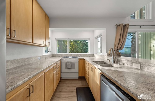 Abbott Loop Condo | Welcoming Executive Style 2 Bedroom in S. Anchorage