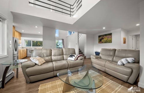 Abbott Loop Condo | Welcoming Executive Style 2 Bedroom in S. Anchorage