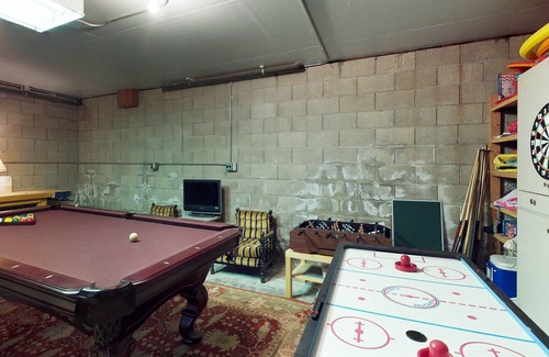 Arnold Cabin | Welcoming home with foosball & spacious deck - near recreation center & pool