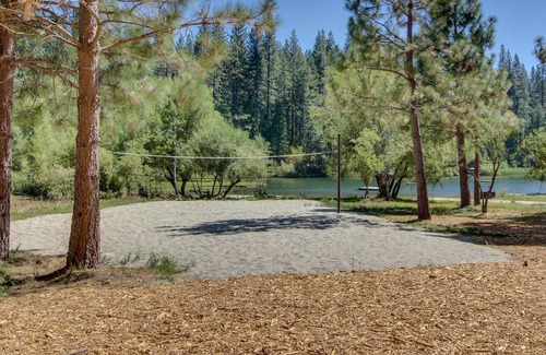 Arnold Cabin | Welcoming home with foosball & spacious deck - near recreation center & pool