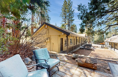 Kings Beach Ski Chalet | Welcoming hotel with lakeview, golf, skiing, WiFi, & Netflix