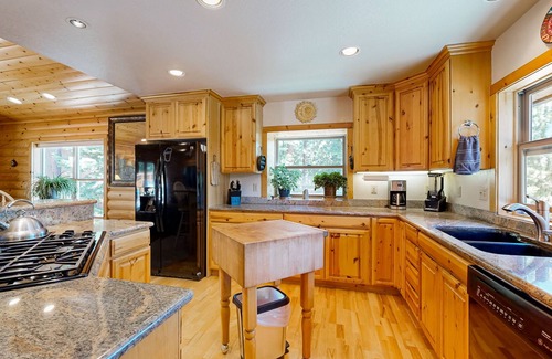 Kings Beach House | Welcoming house with hot tub, expansive deck + free wifi