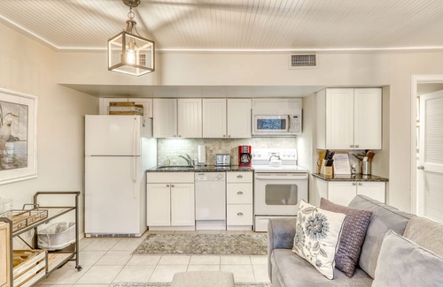 Kiawah Island Condo | Well-equipped Condo with Screened Porch & Lake View - Near Beach, Dogs Welcome