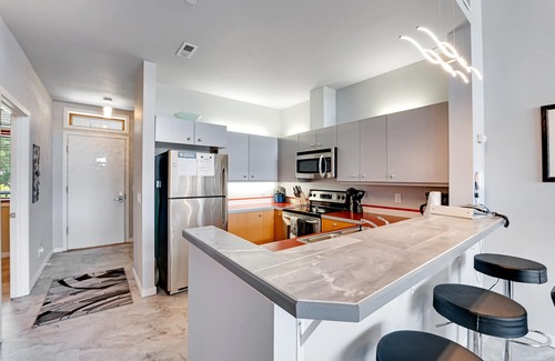 Chelan Condo | Well-Located Condo with Patio and Shared Pool & Hot Tub - Enjoy a Quiet Location
