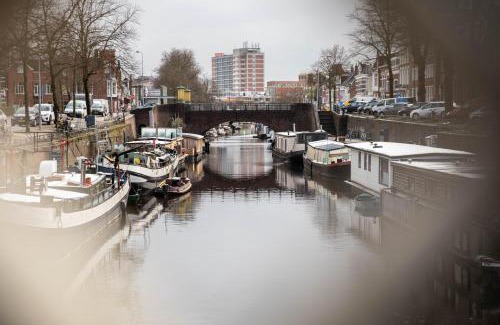 Binnenstad-Noord Boat Rental | Wellnessboat De Michiel de Ruyter