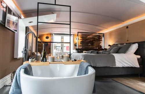 Binnenstad-Noord Boat Rental | Wellnessboat De Michiel de Ruyter