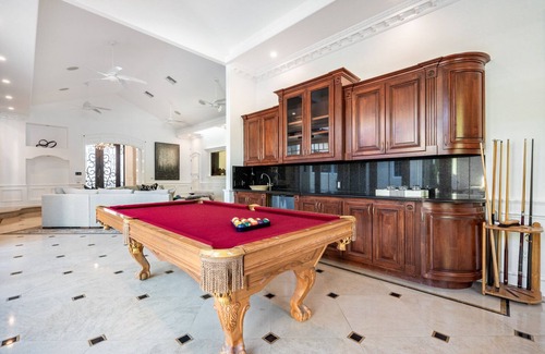 Tarzana House | Wells Estate! 10Bdr/11bath/Pool/GYM/Guest House!