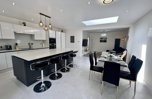 Stonebridge House | Wembley Stadium 5* Brand New House sleeps 14