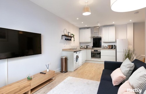Reading Apartment | Wesley Gate Apartments - Building 4, by Hostly