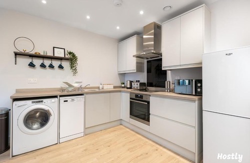 Reading Apartment | Wesley Gate Apartments - Building 4, by Hostly