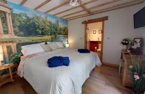 Lanner Apartment | Wesley House Holidays - Choice of 2 Quirky Cottages in 4 private acres
