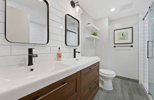 West End Condo | West End Family Getaway - 2 min to Stanley Park