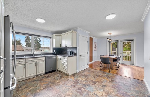 West Edmonton House | West End Gem – Sleep 6 -full house -Steps to WEM & Misericordia