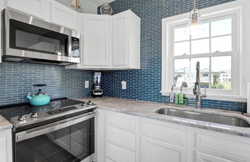 Long Beach Cottage | West End Gulls~ Guest Favorite ~ Beach Access ~ Astonishing Views