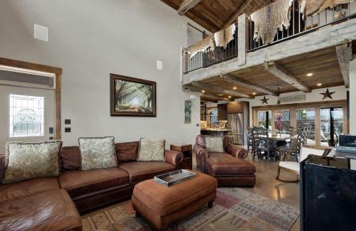 Fredericksburg House | West End Luxury Retreat with Resort Style Pool and Hot Tub!