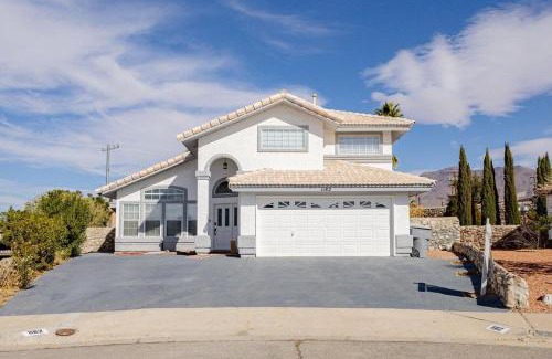 El Paso Apartment | West EP Poolside Mountain Views