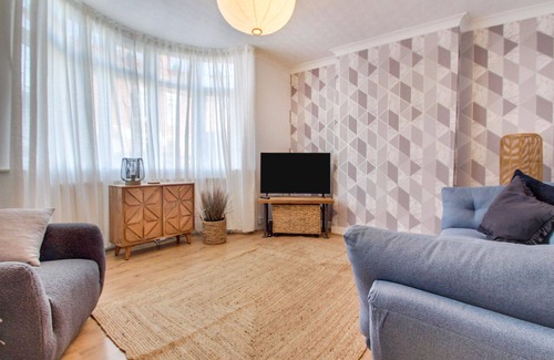 Cradley Heath House | West Midlands-Contractor-Long stay-parking-4 beds!