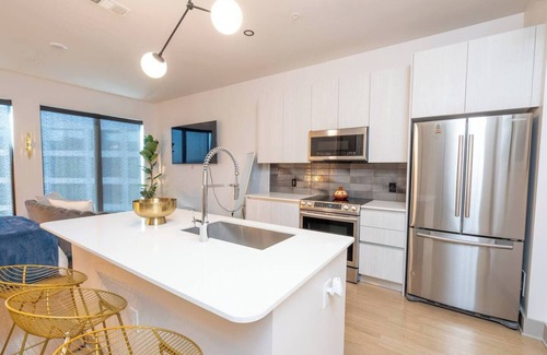 Home Park Hotel | West Midtown Luxury Oasis | W/Rooftop Pool &View