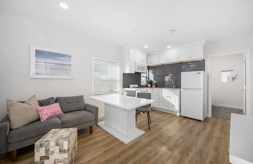Balboa Peninsula Apartment | West Oceanfront Oasis 8
