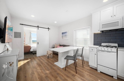Balboa Peninsula Apartment | West Oceanfront Oasis 8