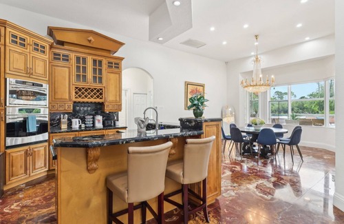 Hunt Club House | West Palm Oasis Spacious 4BR Pool Hot Tub BBQ King Beds